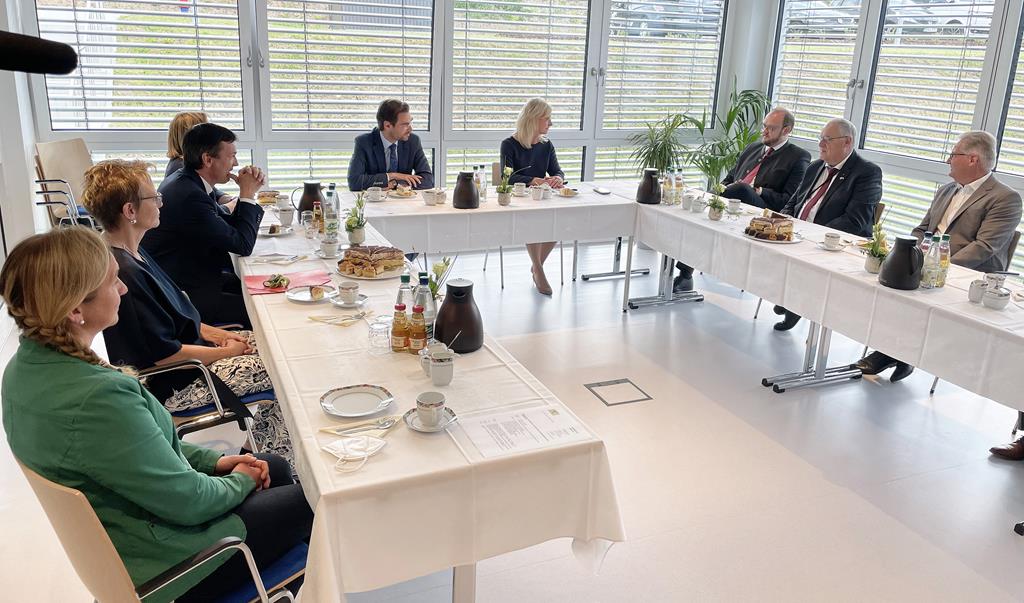 Hoher Besuch aus München: Die bayerische Staatsministerin Ulrike Scharf (4. v. r.) ist am Montagmorgen zusammen mit weiteren CSU-Politikern im HPZ Irchenrieth zu Gast gewesen.