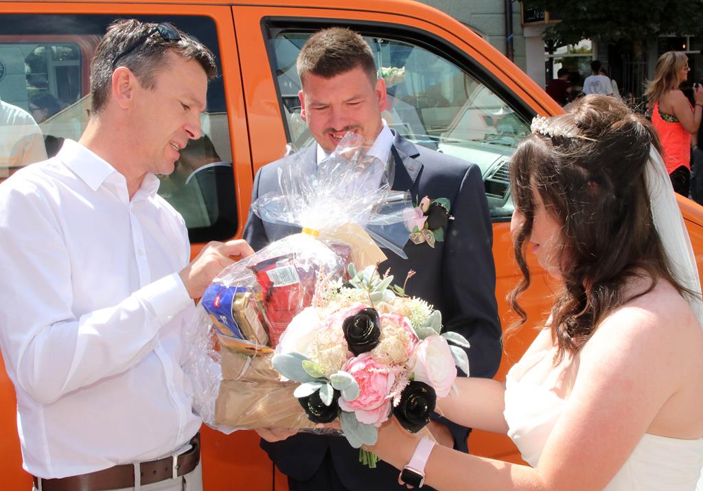HPZ-Vorstandsvorsitzender Christian Stadler (l.) gratulierte Amanda Zumwalt (r.) und Alfons Thoma (Mitte) zur ihrer standesamtlichen Hochzeit.