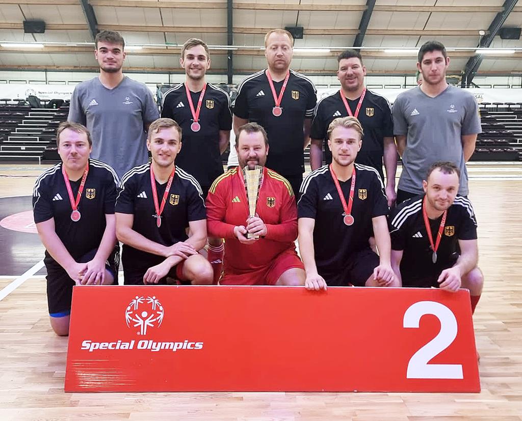 Da ist das Ding! Die Fußballer des HPZ Irchenrieth sicherten sich beim internationalen Futsal-Turnier in Belgien den zweiten Platz. Foto: Julian Müssig/HPZ