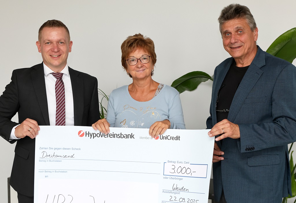 Strahlende Gesichter: Stellvertretende HPZ-Vorstandsvorsitzende Brigitte Krause (Mitte) und Aufsichtsratsmitglied Max Hohlrüther (r.) freuten sich über den Spendenscheck in der Höhe von 3000 Euro, den Christian Wolf (l.), Filialleiter der Weidener HypoVereinsbank, am Montagnachmittag überreichte. Foto: Stephan Landgraf