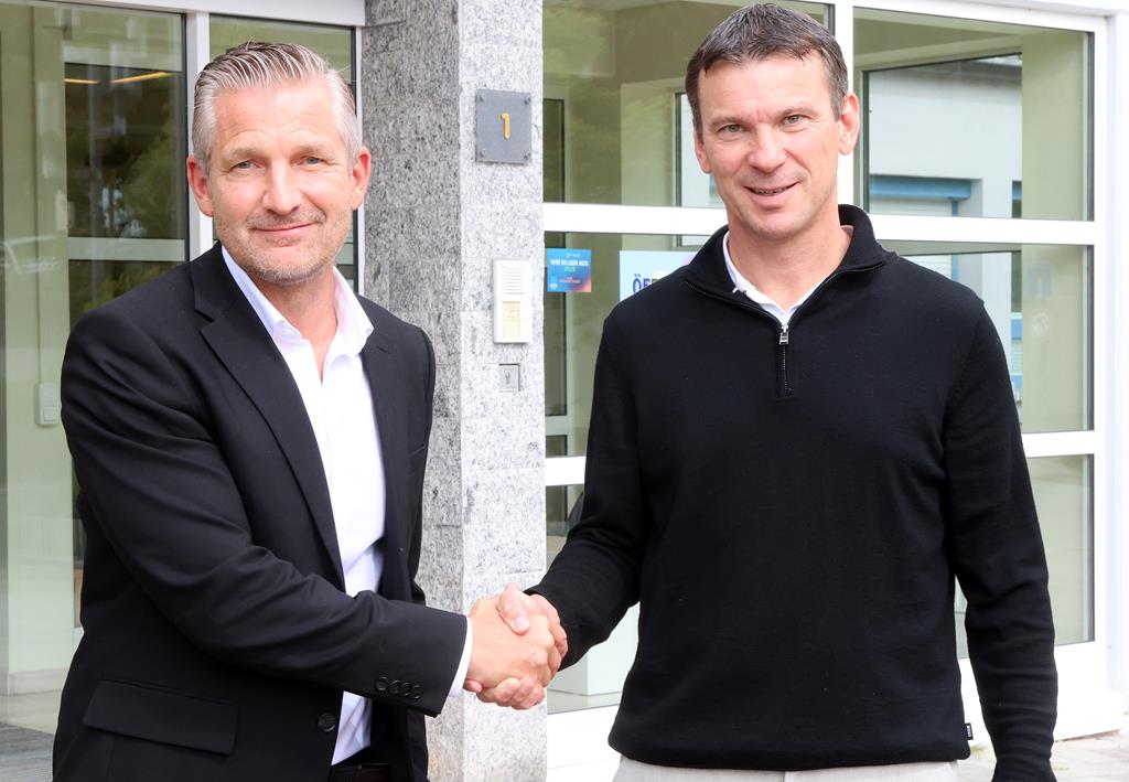 Willkommen im HPZ: Vorstandsvorsitzender Christian Stadler (r.) begrüßte mit Martin Neuhaus (l.) offiziell seinen neuen Personalchef. Foto: Stephan Landgraf