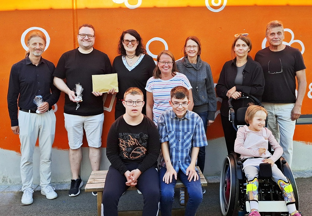 Die Verantwortlichen des Kinder- und Jugendwohnens „Am Kleefeld“ des HPZs Irchenrieth und Aufsichtsratsmitglied Max Hohlrüther (r.) dankten den Initiatoren der Dance Community Weiden, Harald Näger und Andreas Nagel (v. l.), für deren 1000 Euro-Spende. Foto: HPZ Irchenrieth