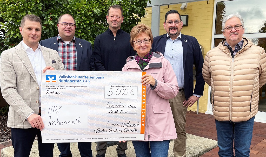 5000 Euro für das HPZ Irchenrieth: Der Lions Club „Goldene Straße“ Weiden mit Präsidenten Christoph Müller-Rauch (l.) überreichte an die stellvertretende Vorstandsvorsitzende, Brigitte Krause (3. v. r.), den Spendenscheck. Foto: Petra Kummer