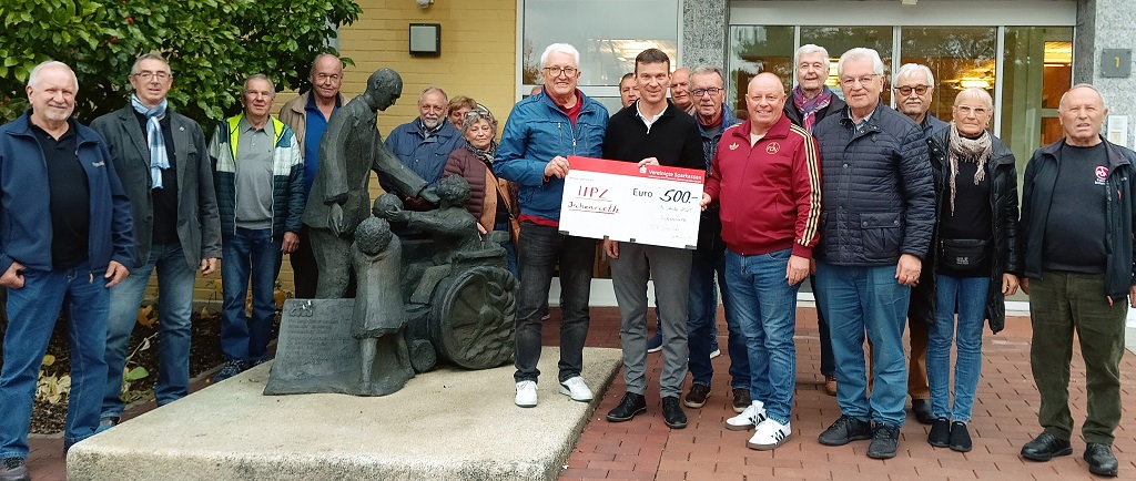 Einen informativen Nachmittag erlebten die Mitglieder des Irchenriether FCN-Fanclubs und des RC 07 im HPZ. Die Club-Freunde hatten eine Spende in Höhe von 500 Euro dabei, die Kindern für Weihnachtsge-schenke zugutekommen wird. Foto: Albert Gruber