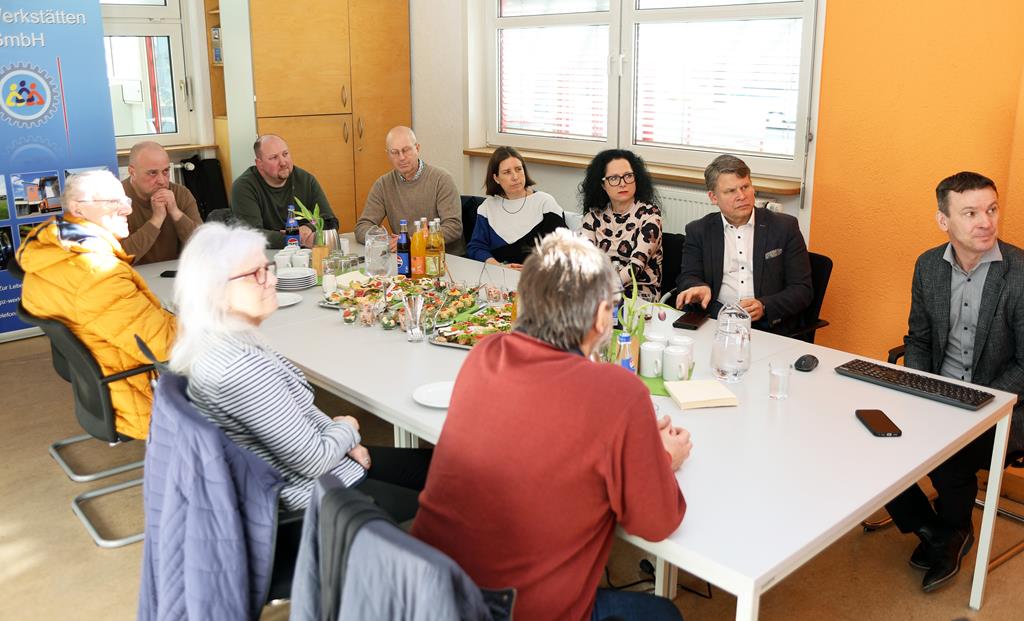 Willkommen in der Regenbogen-Werkstatt (RBW) Weiden des Heilpädagogischen Zentrums (HPZ) Irchenrieth: HPZ-Vorstandsvorsitzender Christian Stadler (r.), RBW-Standortleiter Willi Woldrich (2. v. l.) sowie die Aufsichtsräte Dieter Wettinger (vorne r.) und Daisy Brenner (vorne l.) begrüßten die Weidener CSU-Stadträte und -Kandidaten (v. l.): Lothar Höher, Tobias Kamm, Hans Blum, Stefanie Salavs-Lorenz, Tanja Dietl und OB-Kandidat Dr. Benjamin Zeitler.