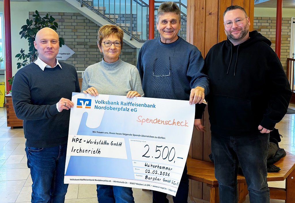 Spenden statt Geschenke: Steven Erfmann, Vertriebsleiter der Firma Bergler (l.) und Prokurist Florian Eder (r.) überreichten an die stellvertretende HPZ-Vorstandsvorsitzende Brigitte Kraus (2. V. l.) und an Aufsichtsrat Max Hohlrüther (2. v. r.) den Spendenscheck über 2500 Euro. Foto: Petra Kummer