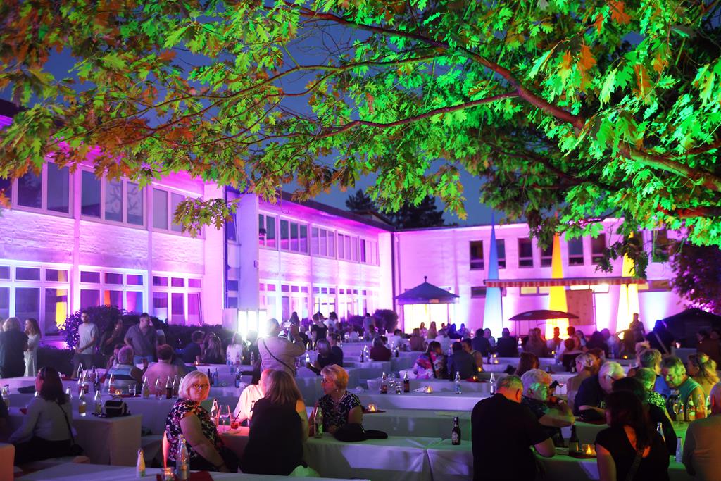 Der erleuchtete Innenhof der „Schule am Kleefeld“ bot den perfekten Rahmen für das HPZ-Betriebsfest 2026. Fotos: St. Landgraf