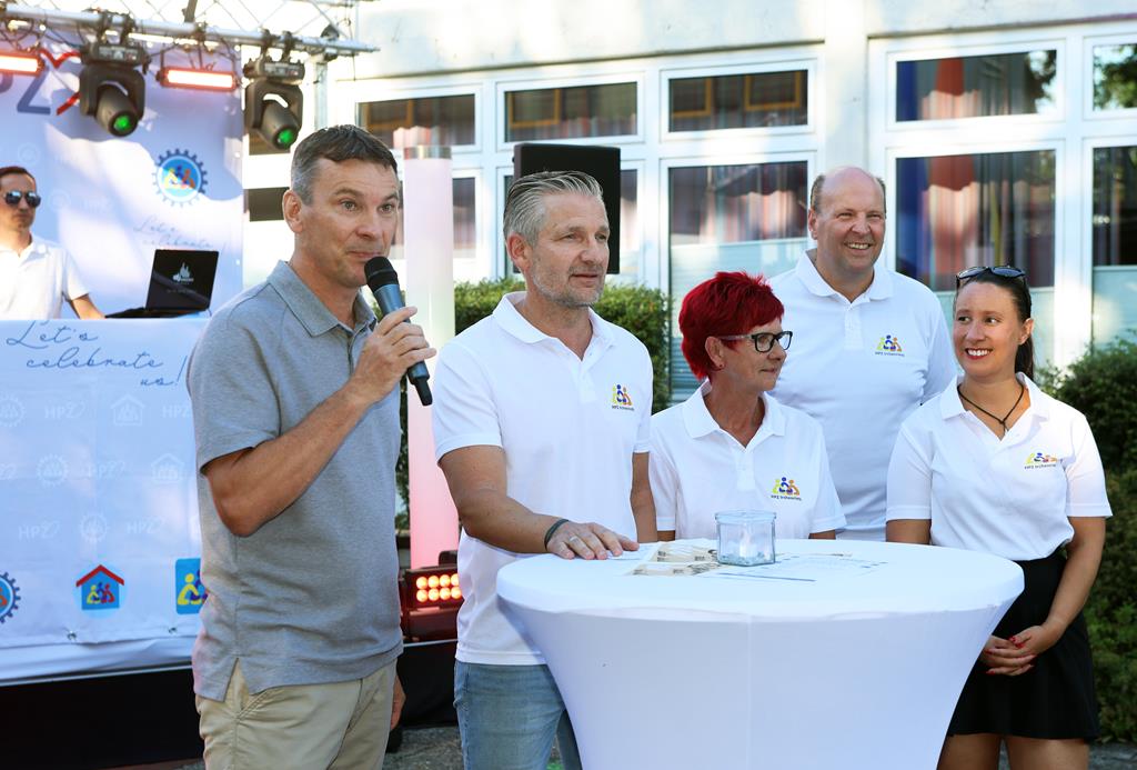 HPZ-Vorstandsvorsitzender Christian Stadler (l.) und das Organisationsteam mit Martin Neuhaus, Kerstin Hirsch, Thomas Binner und Lara Montemayor (v. l.) begrüßten die rund 450 HPZ-Beschäftigten.