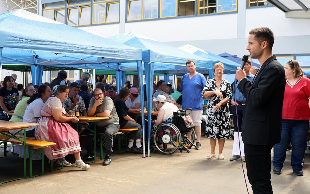 Der Werkstatt-Leiter Moritz Zeitler (r.) begrüßte die Beschäftigten zum großen Werkstattfest.