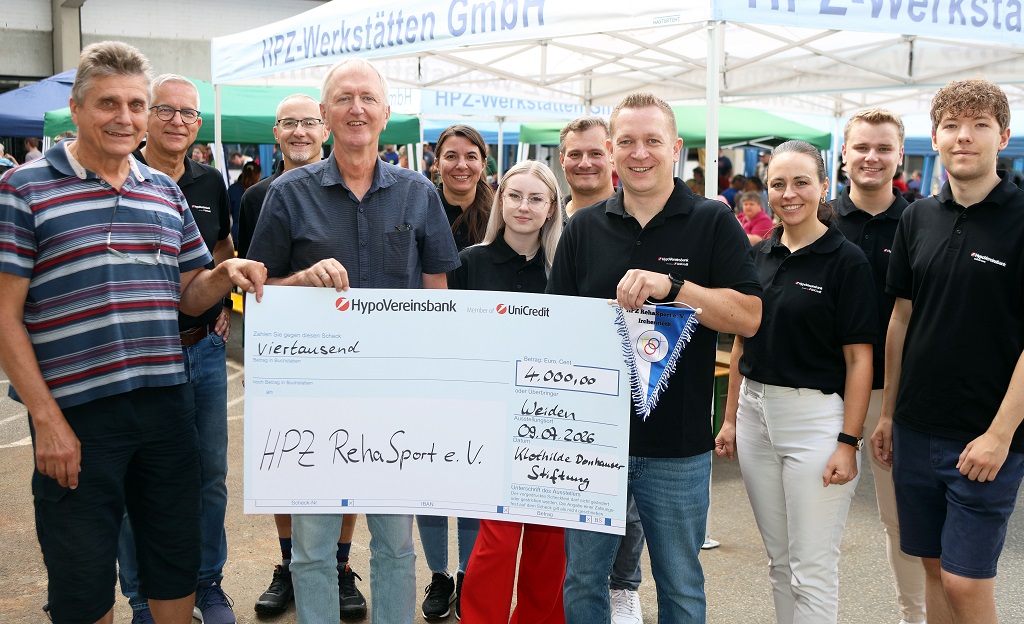 Herzlichen Dank für die Unterstützung des RehaSport-Vereines des Heilpädagogischen Zentrums (HPZ) Irchenrieth: Christian Wolf (4. v. r.) und sein „Werkstattfest-Team“ überreichten Aufsichtsrat Max Hohlrüther (l.) sowie RehaSport-Vorsitzenden Thomas Fritsch (4. v. l.) den Scheck über 4000 Euro.