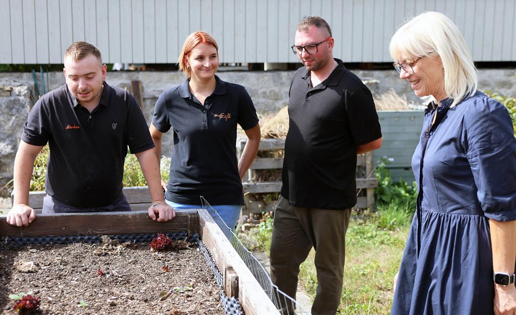 Wertvolle Garten-Tipps bekam Carolina Trautner von den HPZ-Beschäftigten Markus Naß, Steffi Eckert und Daniel Kraus (v. l.).